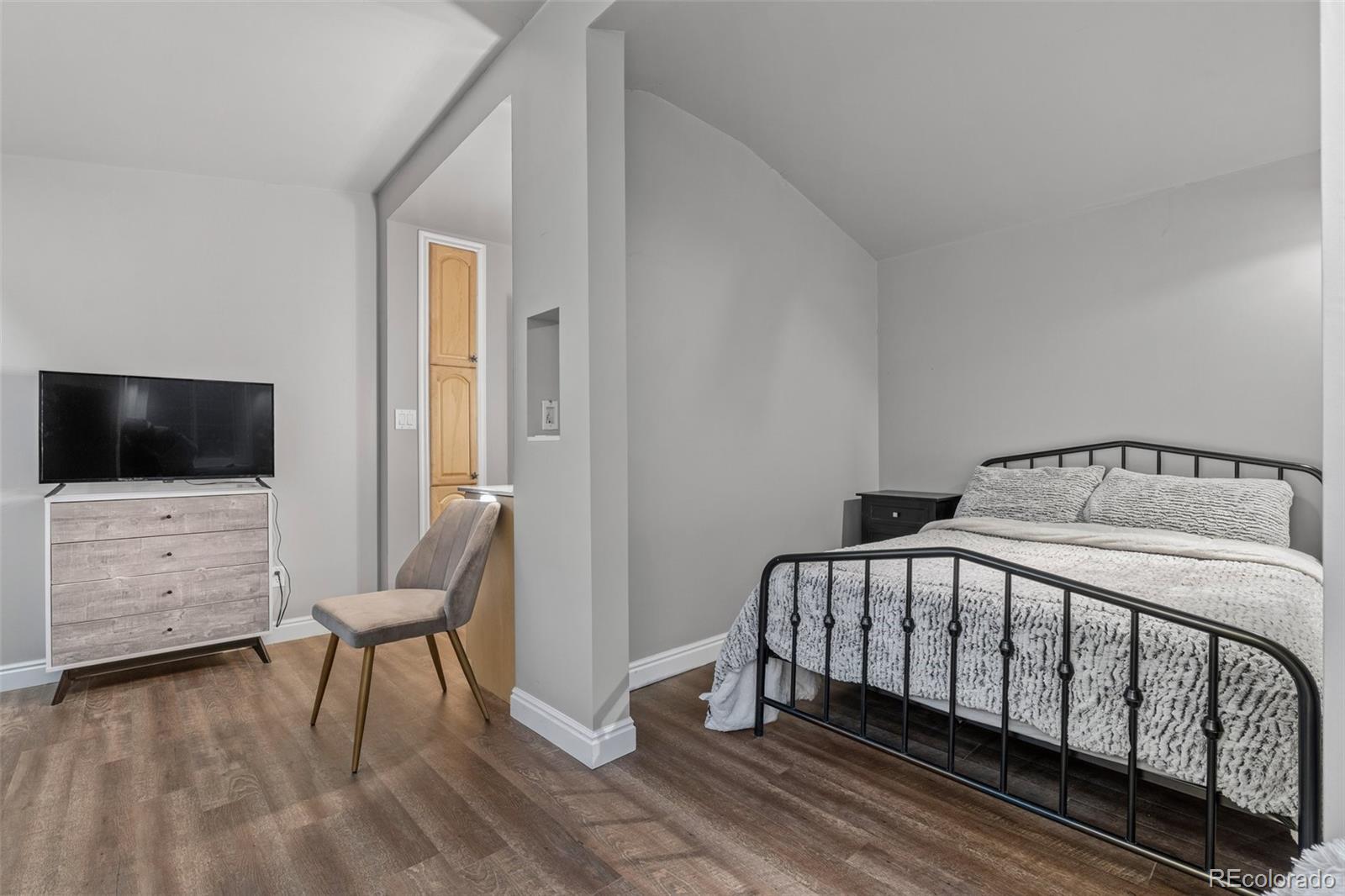 MLS Image #16 for 1996 s niagara street,denver, Colorado