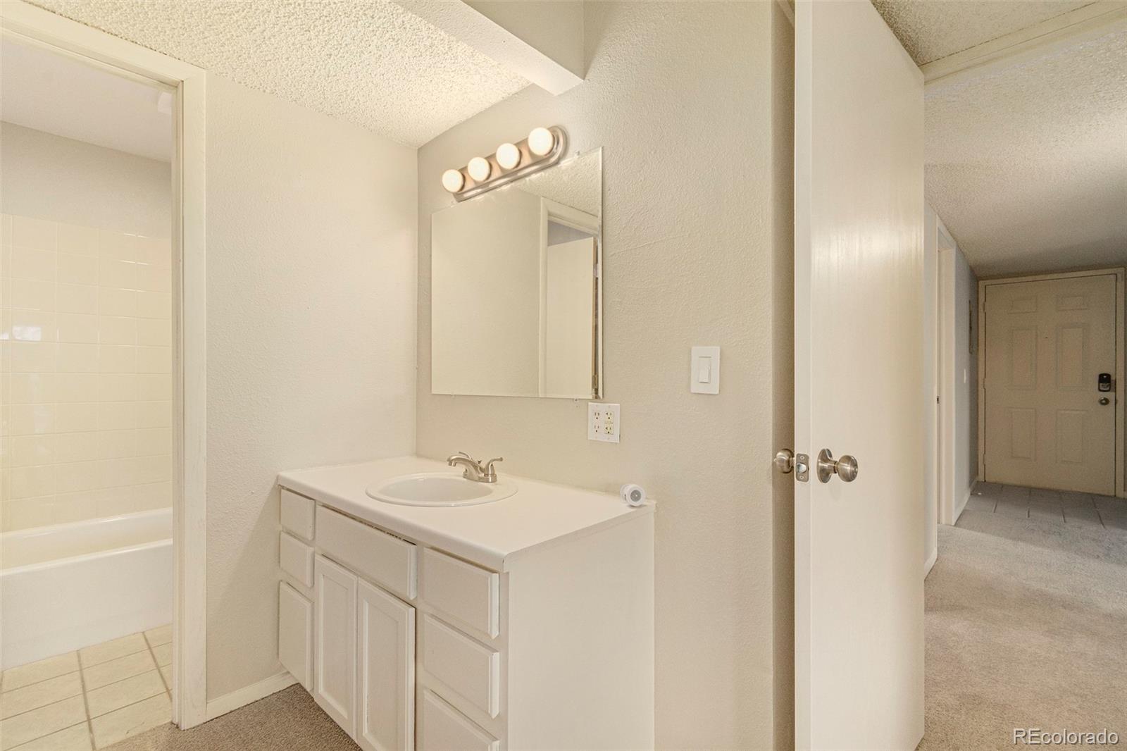 MLS Image #16 for 3141 s tamarac drive,denver, Colorado