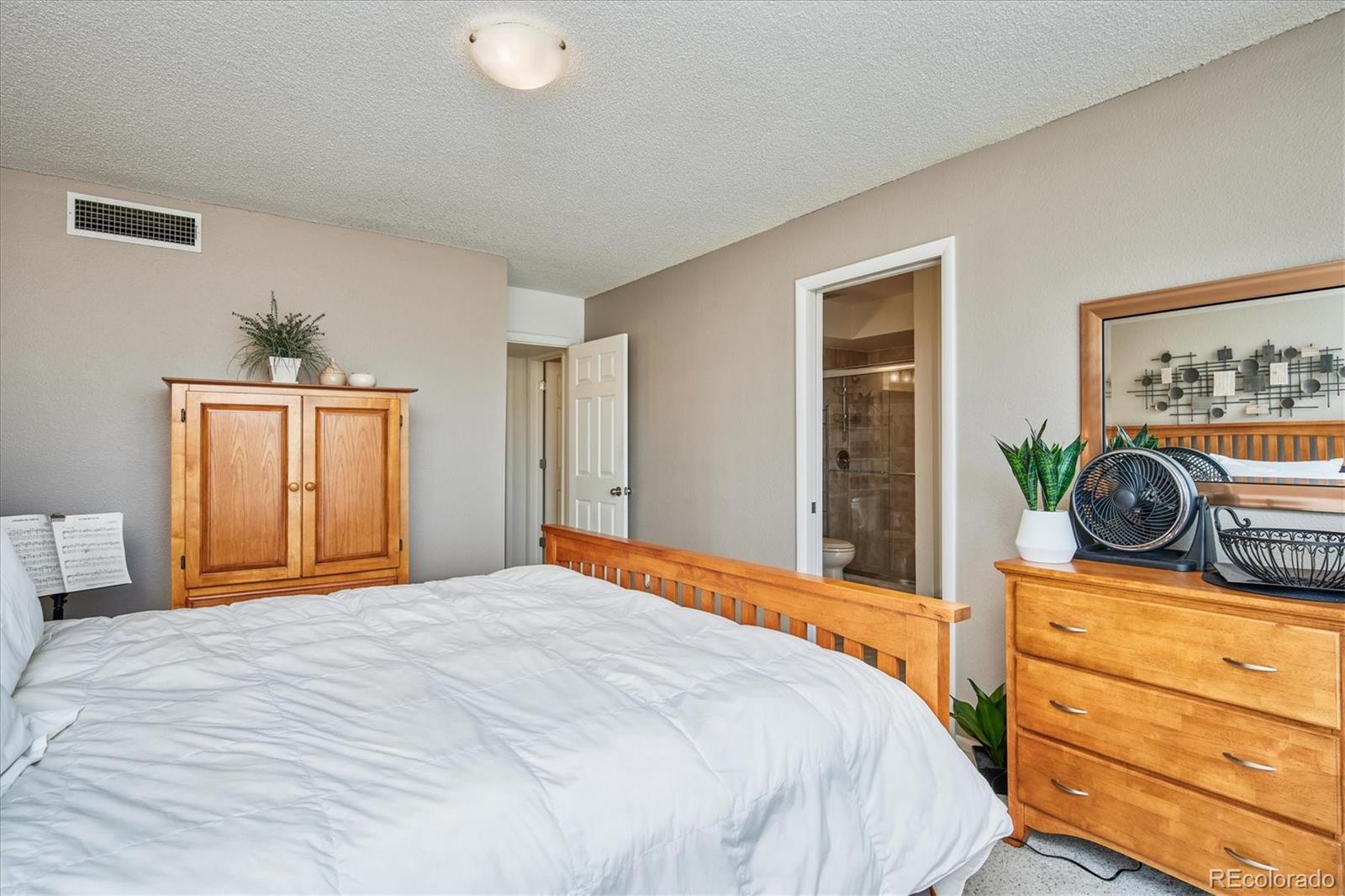 MLS Image #9 for 3825 s monaco parkway,denver, Colorado