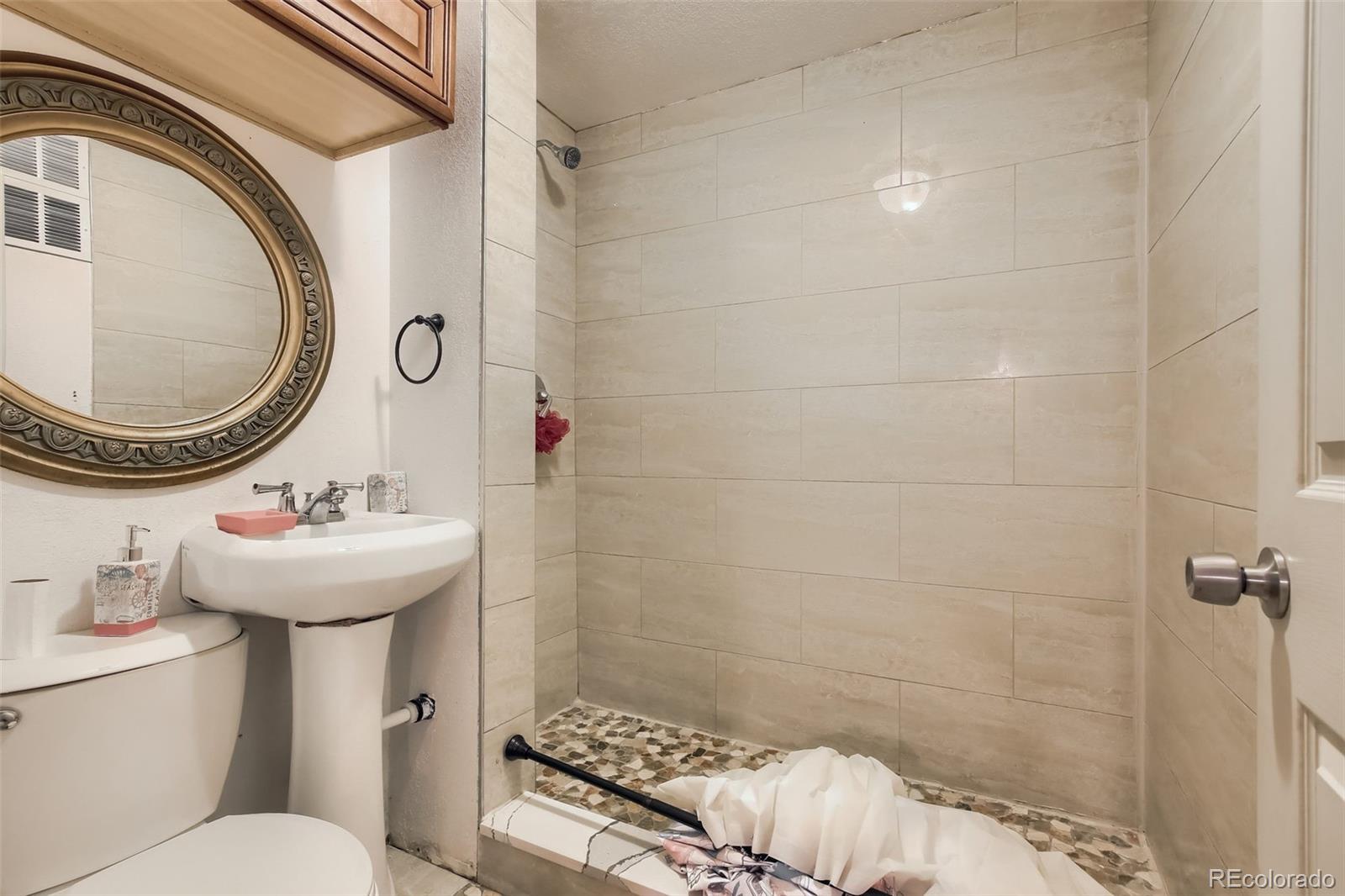 MLS Image #19 for 5541  helena court,denver, Colorado