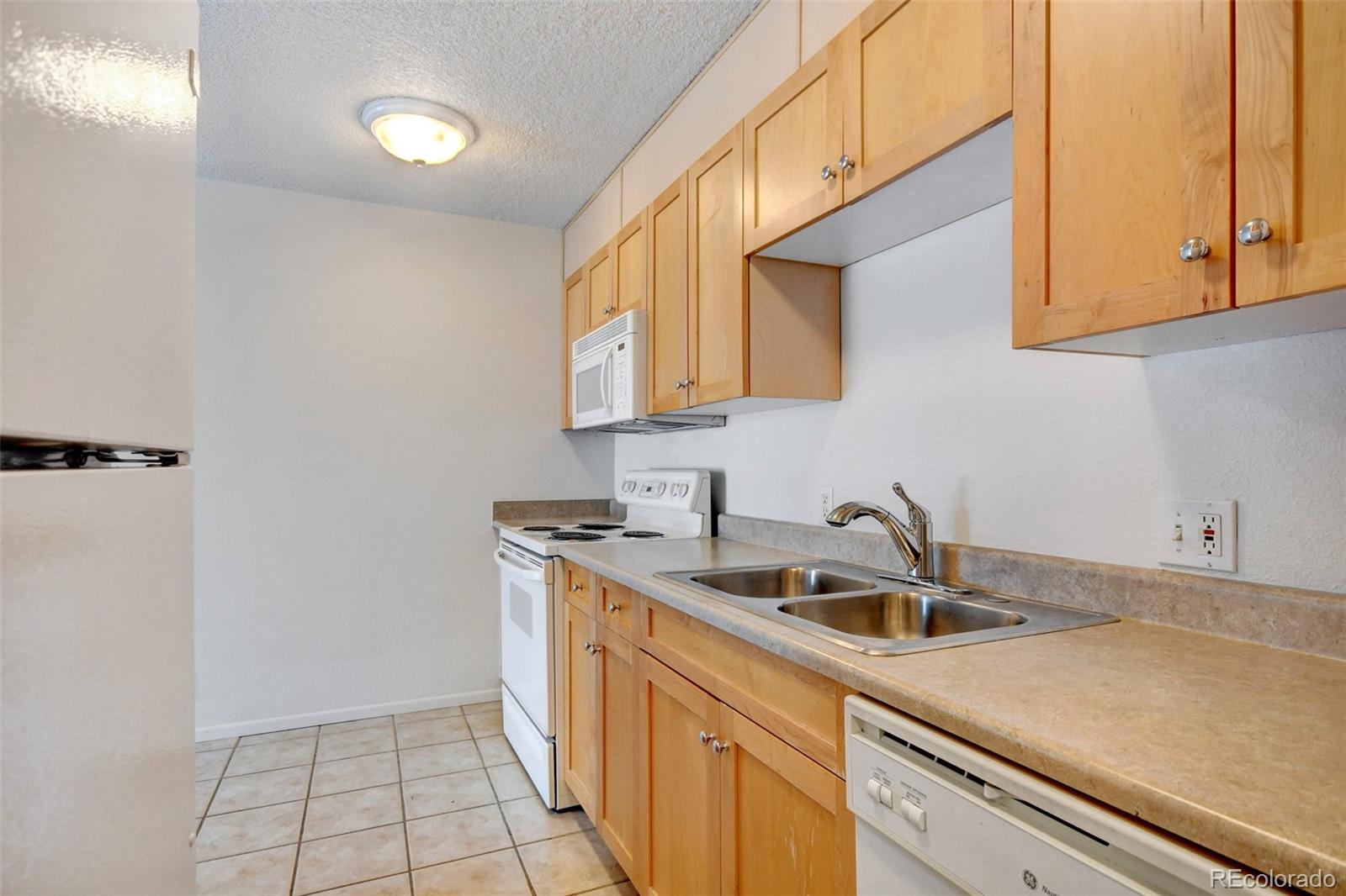 MLS Image #3 for 2500 s york street,denver, Colorado