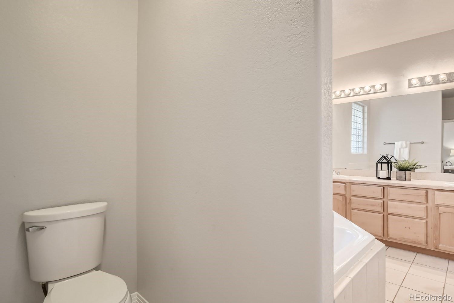 MLS Image #13 for 940 s locust street,denver, Colorado