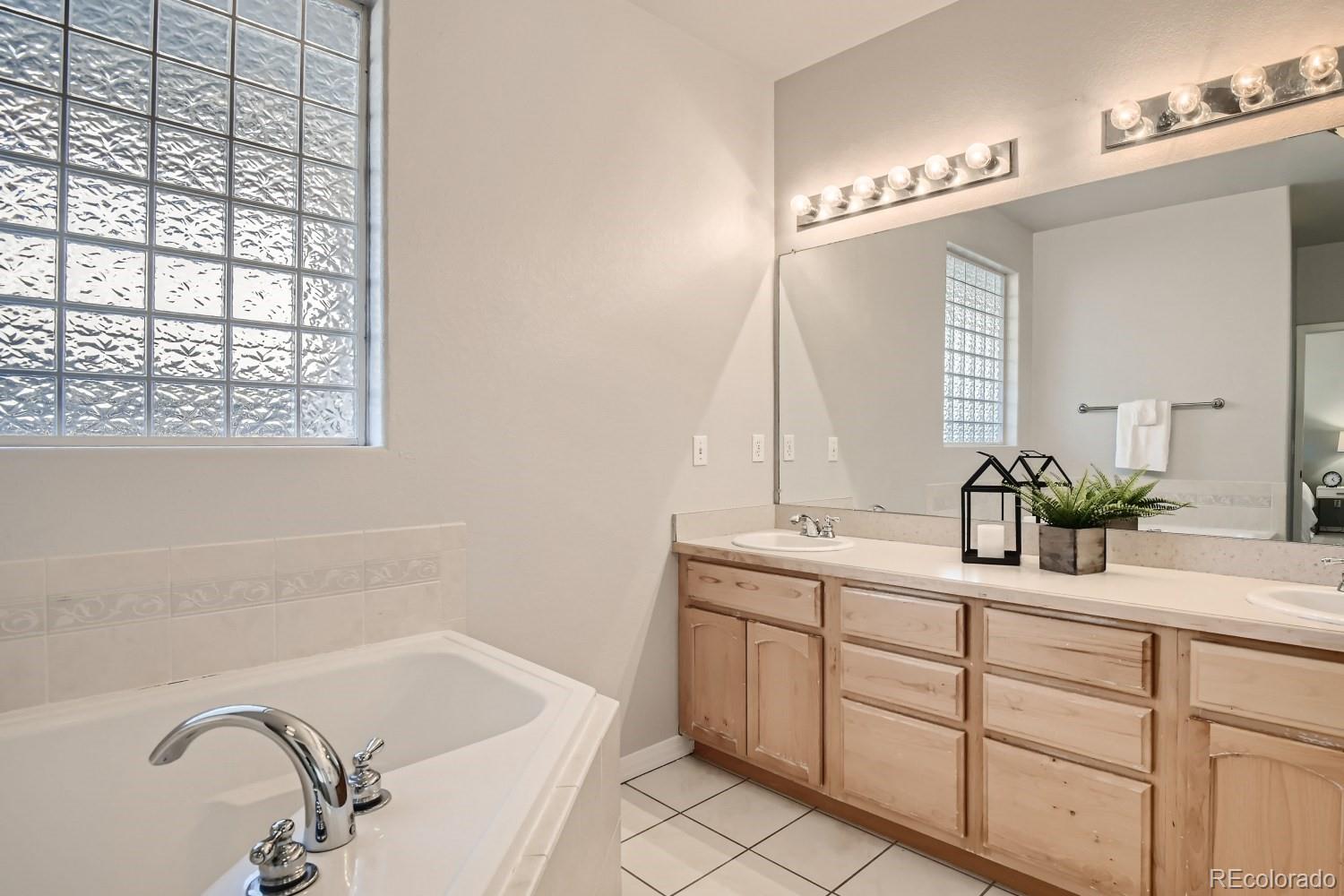 MLS Image #14 for 940 s locust street,denver, Colorado