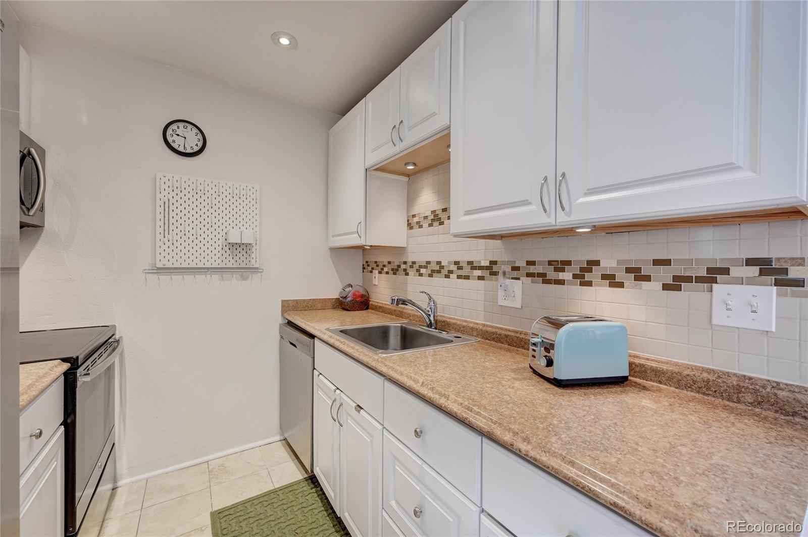 MLS Image #10 for 4110  hale parkway,denver, Colorado