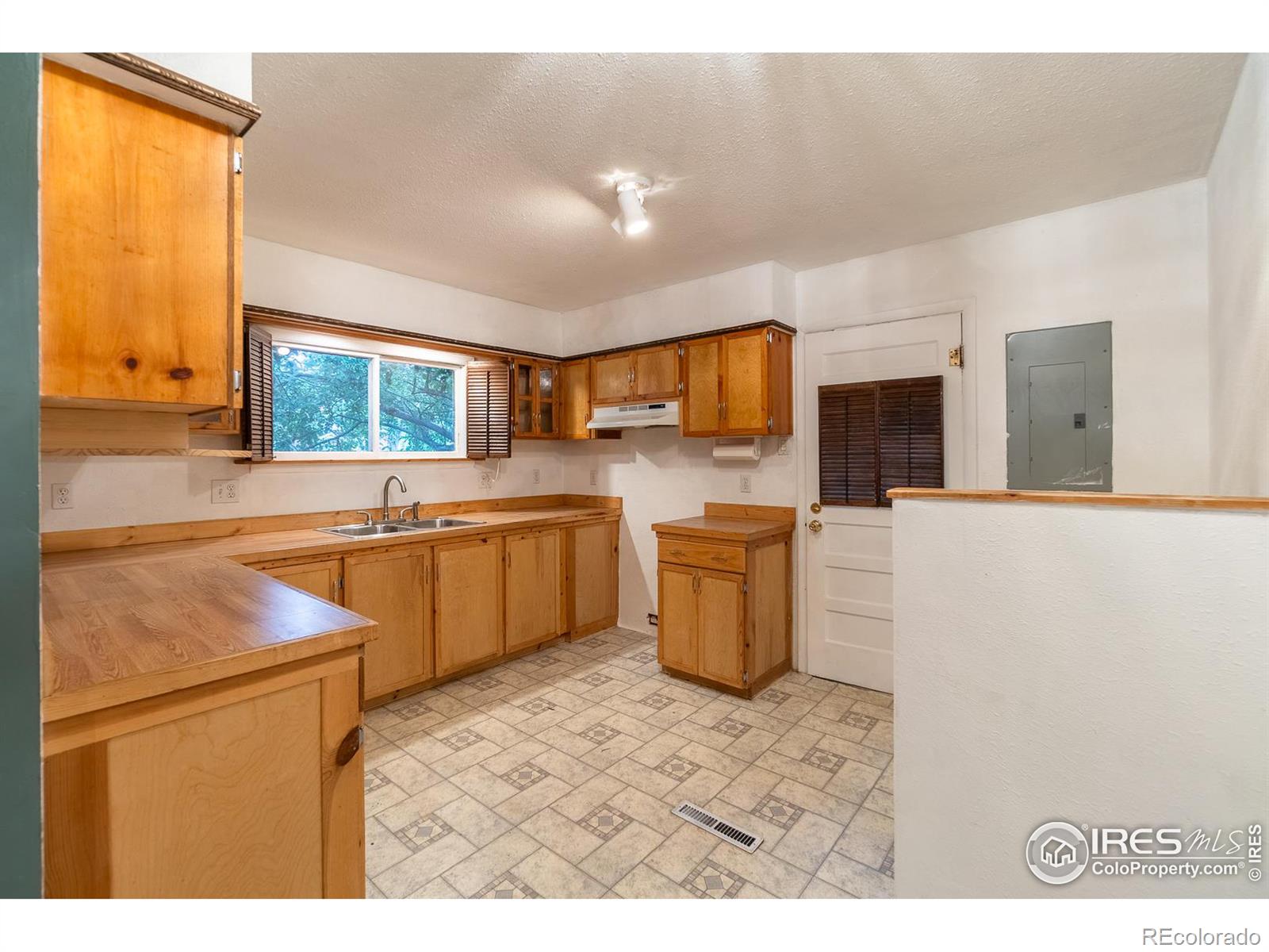 MLS Image #4 for 532 e 11th street,loveland, Colorado