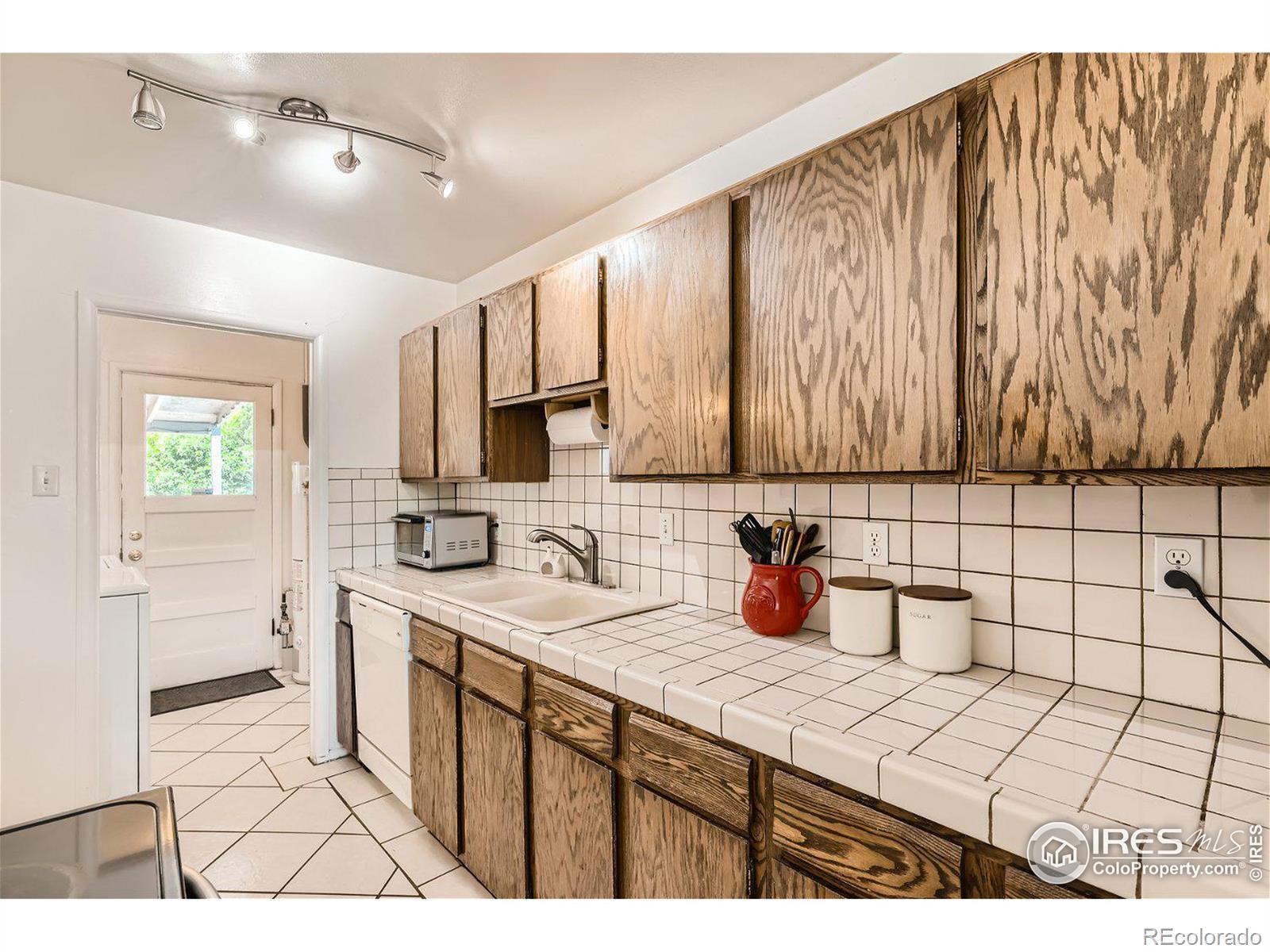 MLS Image #10 for 3017 s grape way,denver, Colorado