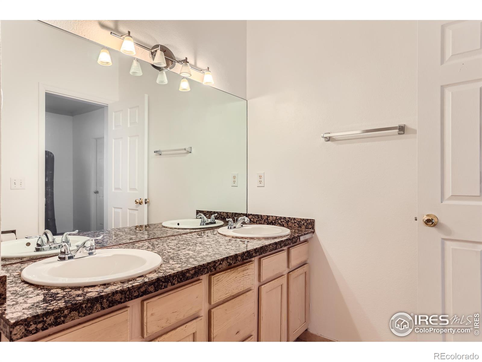 MLS Image #13 for 2575 s syracuse way 103,denver, Colorado