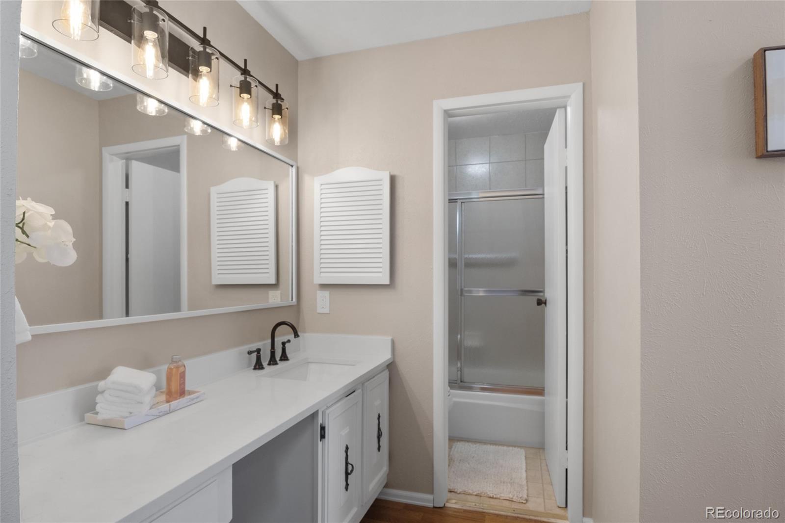 MLS Image #16 for 1050 s monaco parkway,denver, Colorado