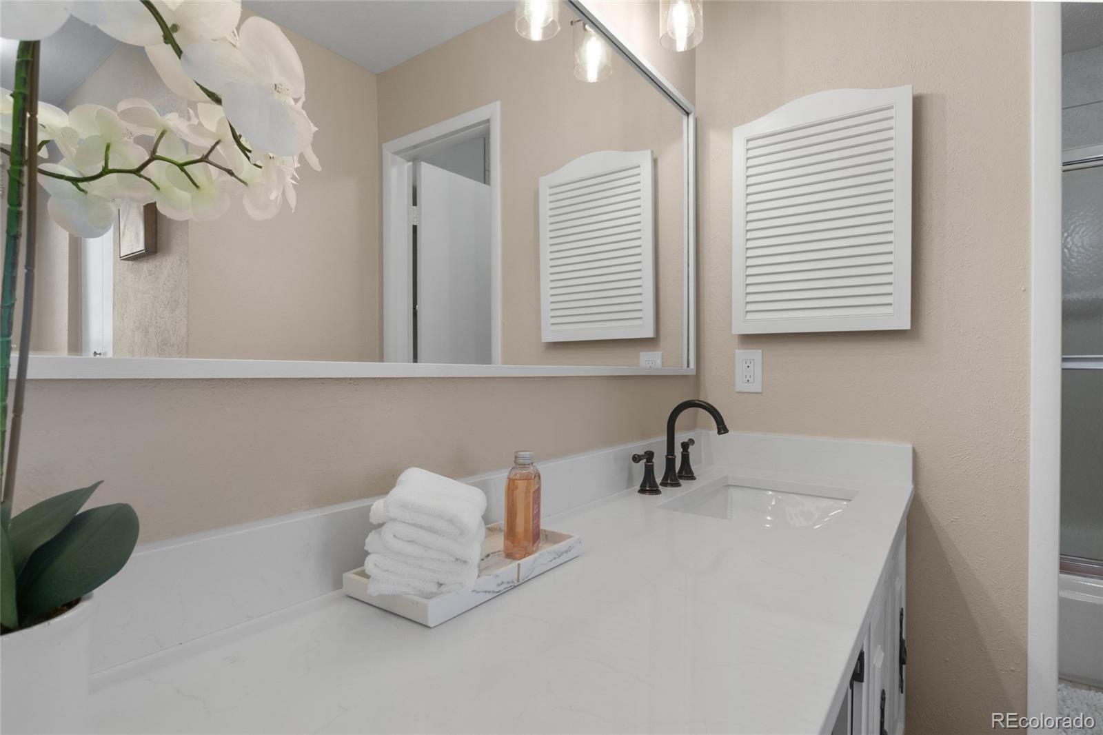 MLS Image #17 for 1050 s monaco parkway,denver, Colorado