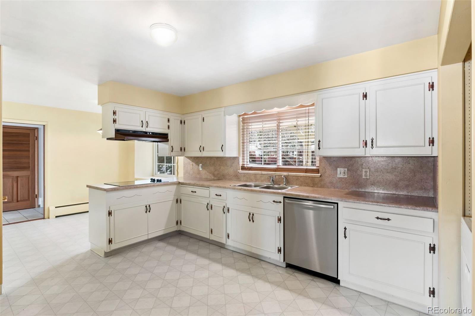 MLS Image #11 for 2718 s langley court,denver, Colorado