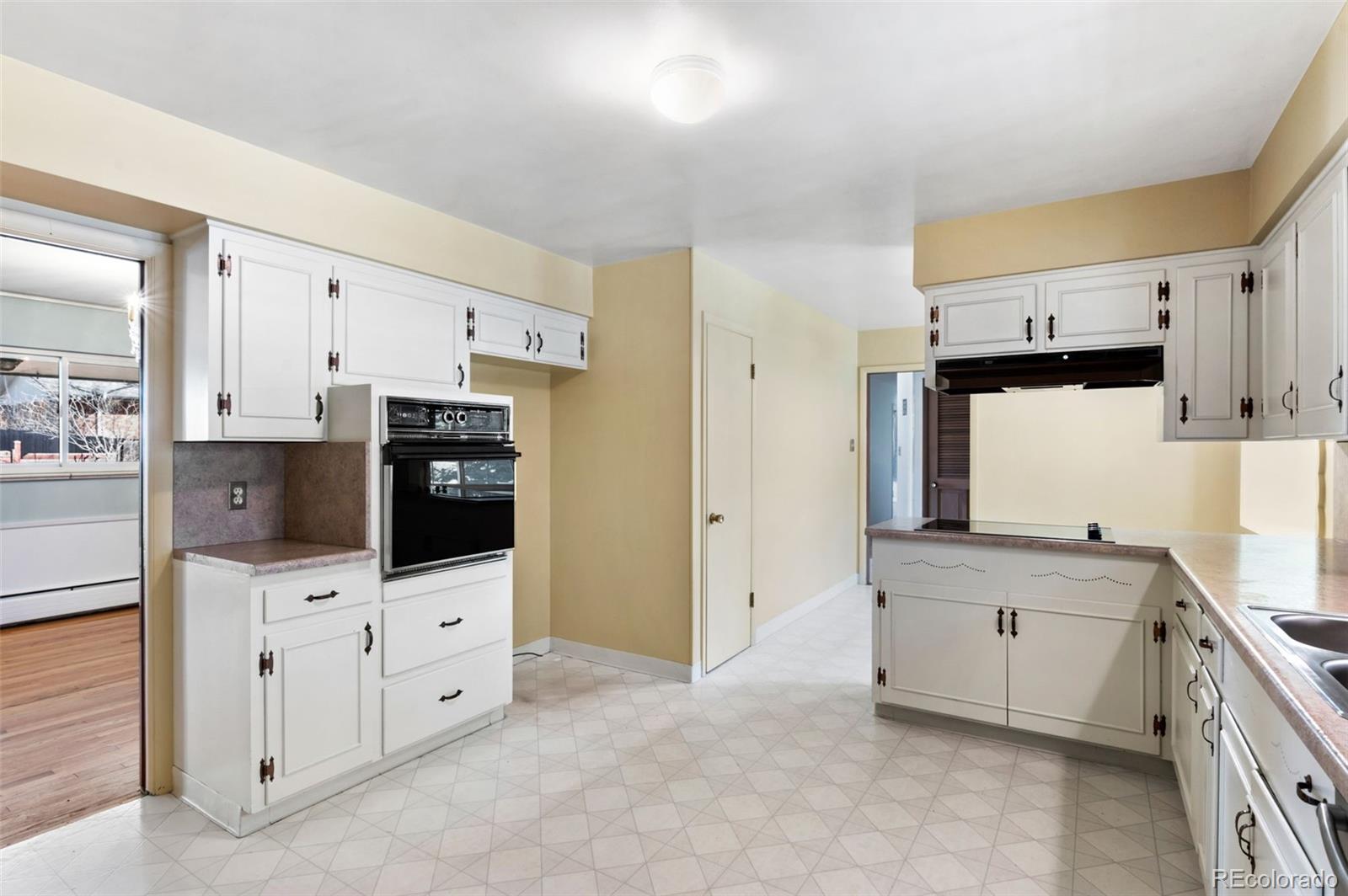 MLS Image #12 for 2718 s langley court,denver, Colorado