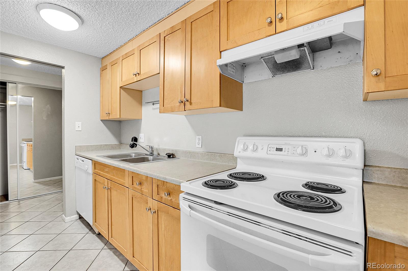 MLS Image #4 for 2500 s york street,denver, Colorado