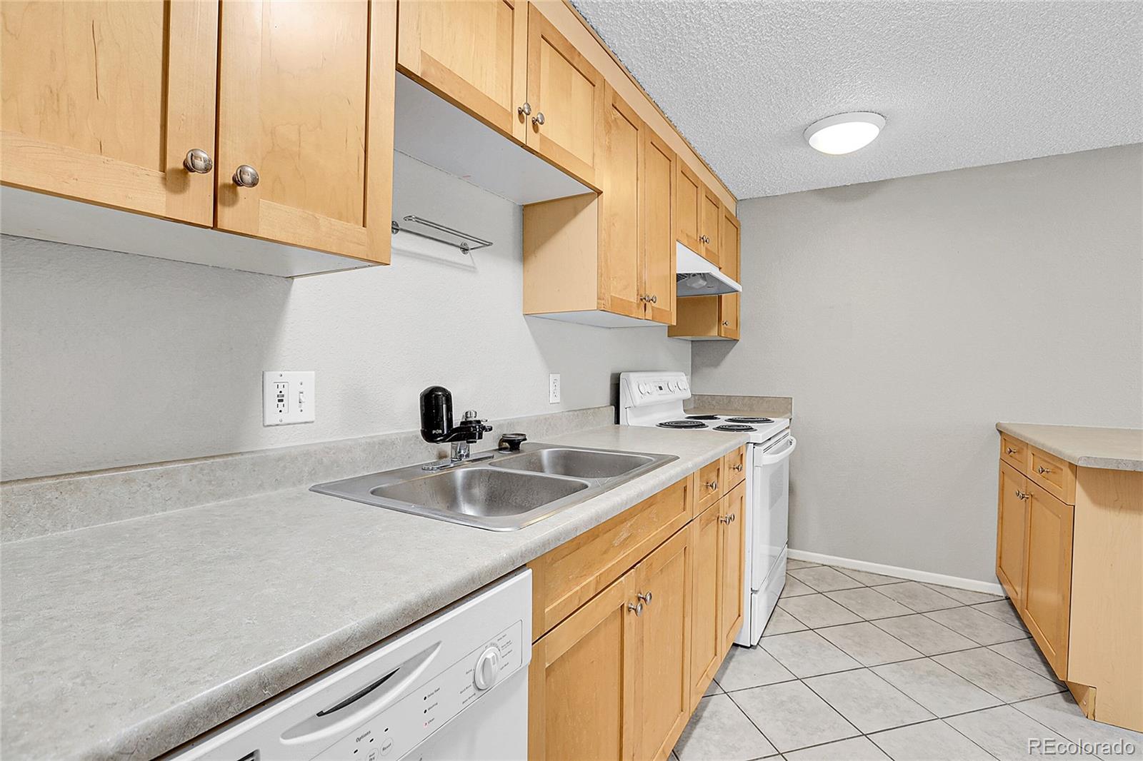 MLS Image #5 for 2500 s york street,denver, Colorado
