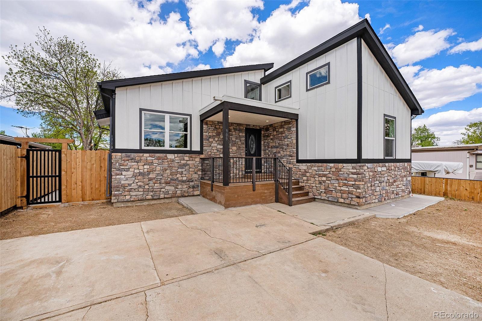 MLS Image #2 for 909  glen moor street,dacono, Colorado