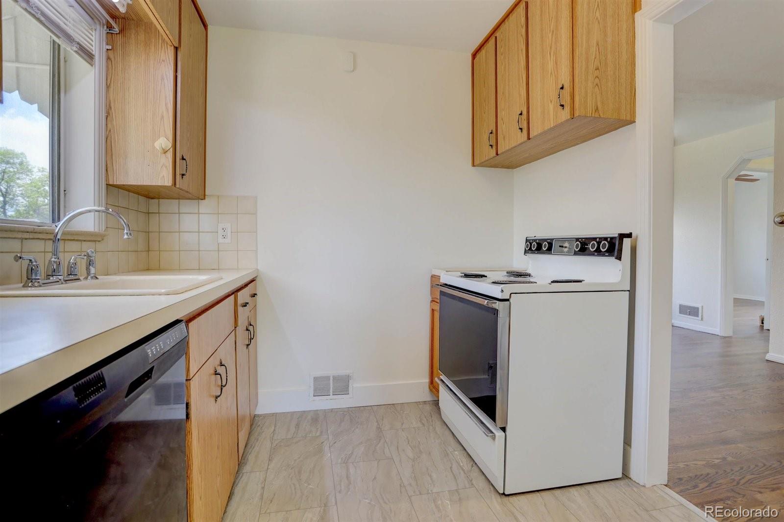 MLS Image #11 for 816 s raritan street,denver, Colorado