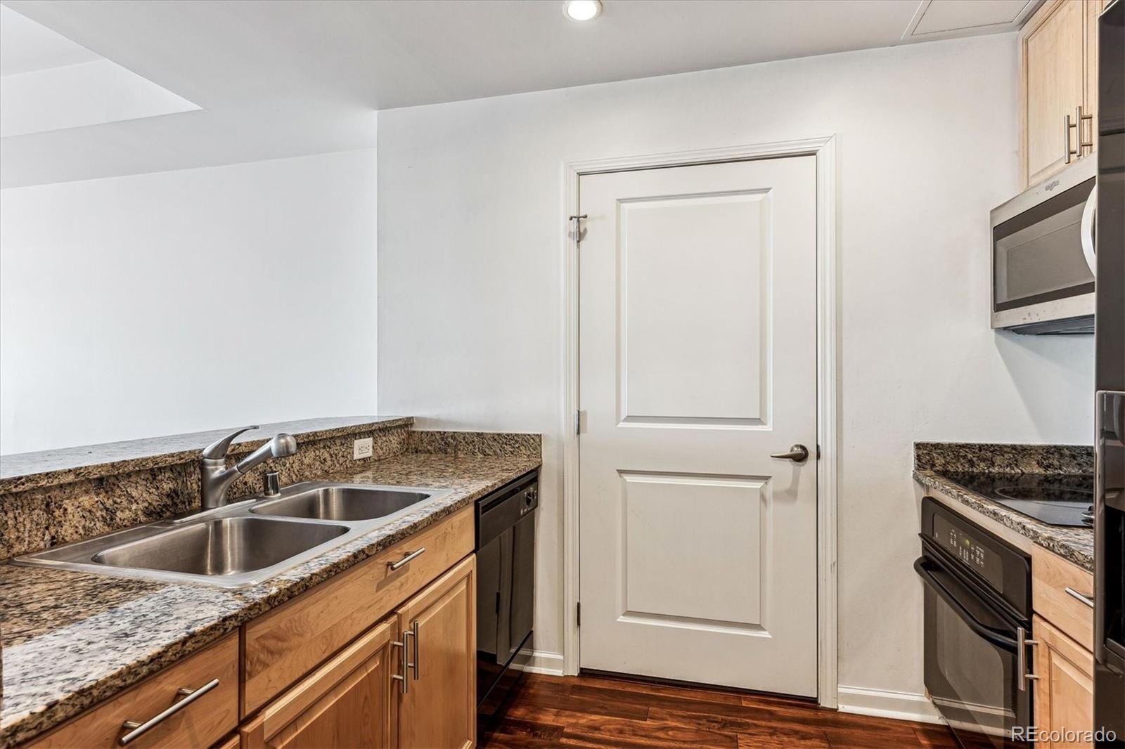 MLS Image #9 for 975 n lincoln street,denver, Colorado