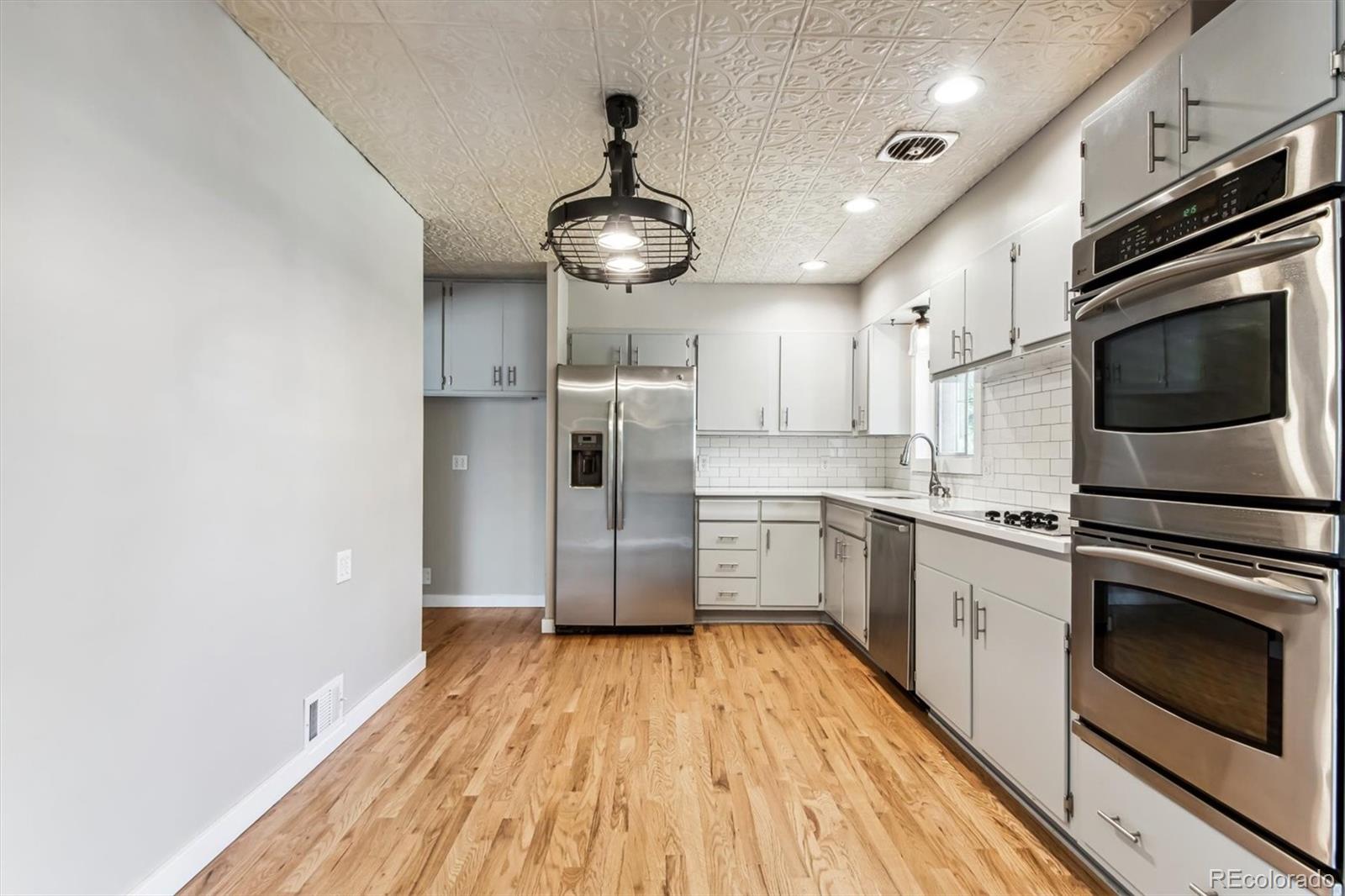 MLS Image #10 for 3023 s vrain street,denver, Colorado