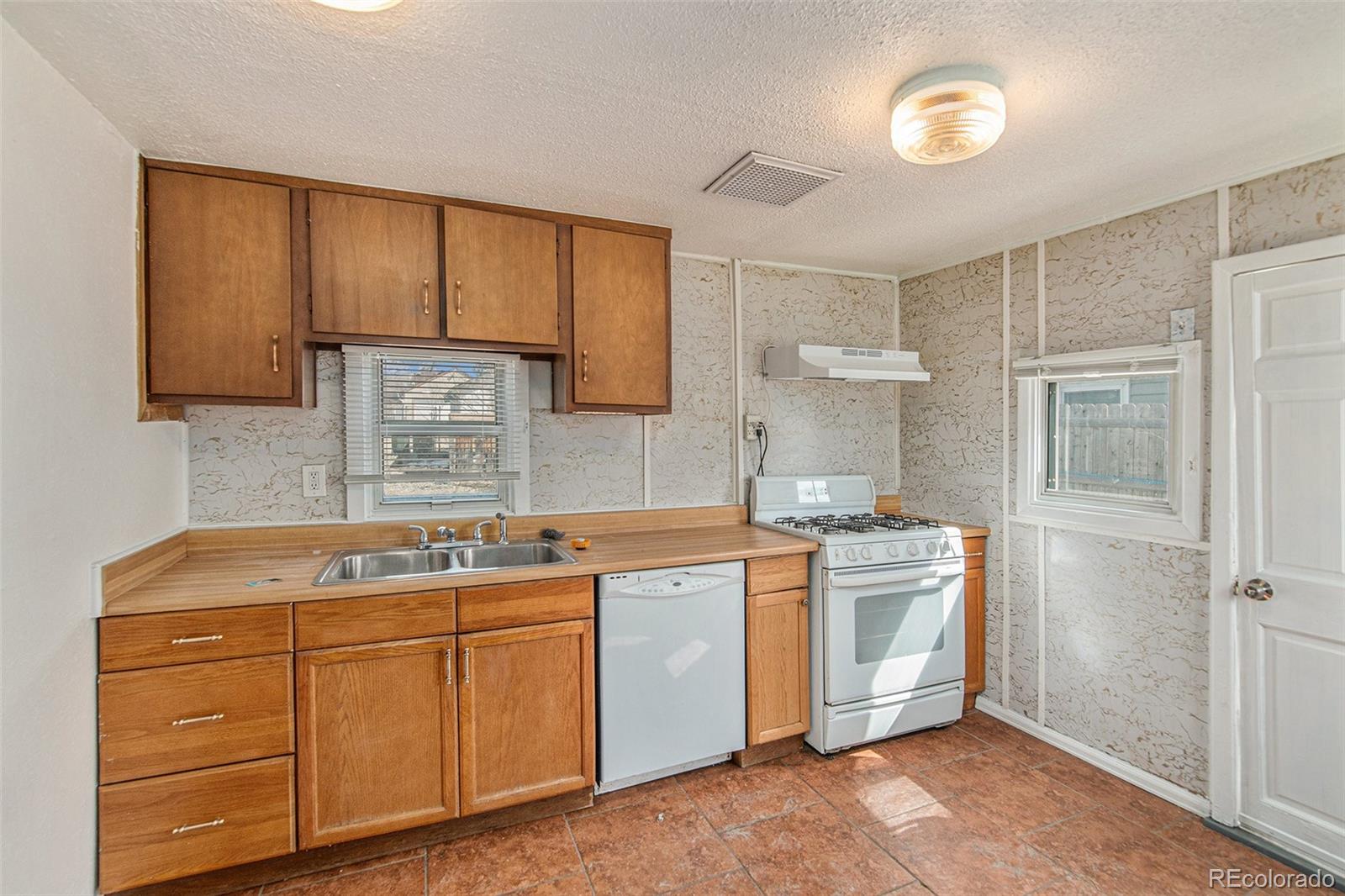 MLS Image #4 for 2086  elmira street,aurora, Colorado