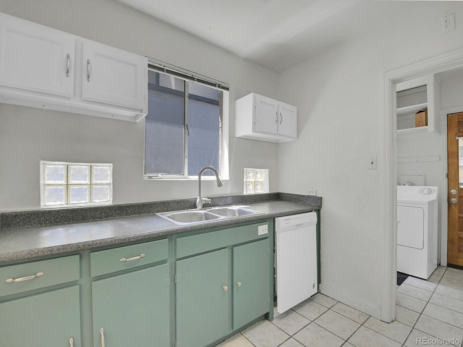 MLS Image #18 for 895  krameria street,denver, Colorado