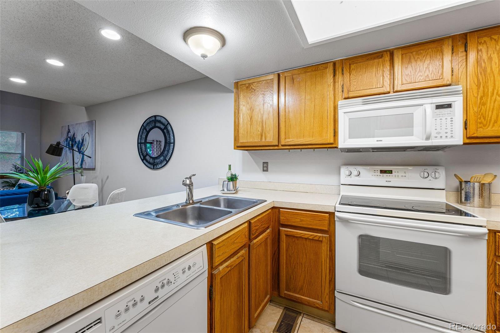 MLS Image #11 for 1475 s quebec way,denver, Colorado