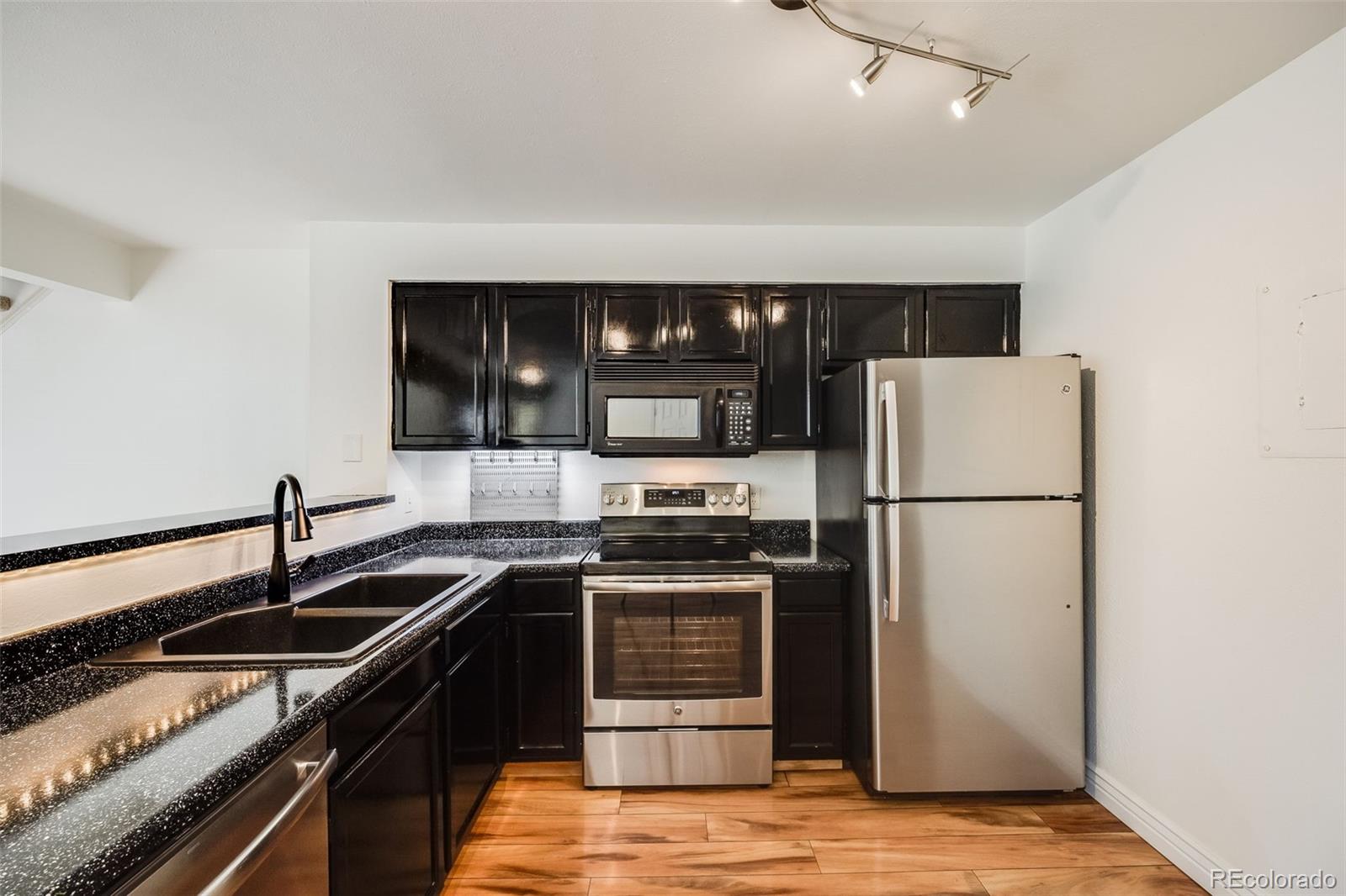 MLS Image #17 for 950 s dahlia street b,denver, Colorado