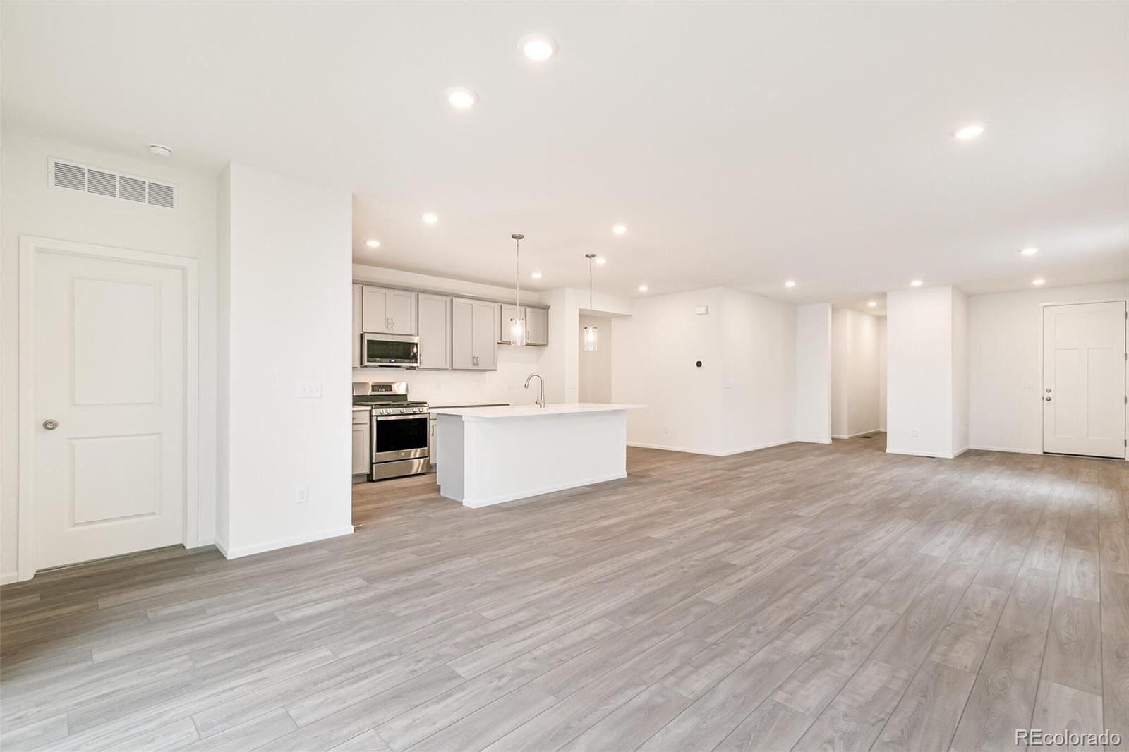 MLS Image #6 for 9310  bahama court,commerce city, Colorado