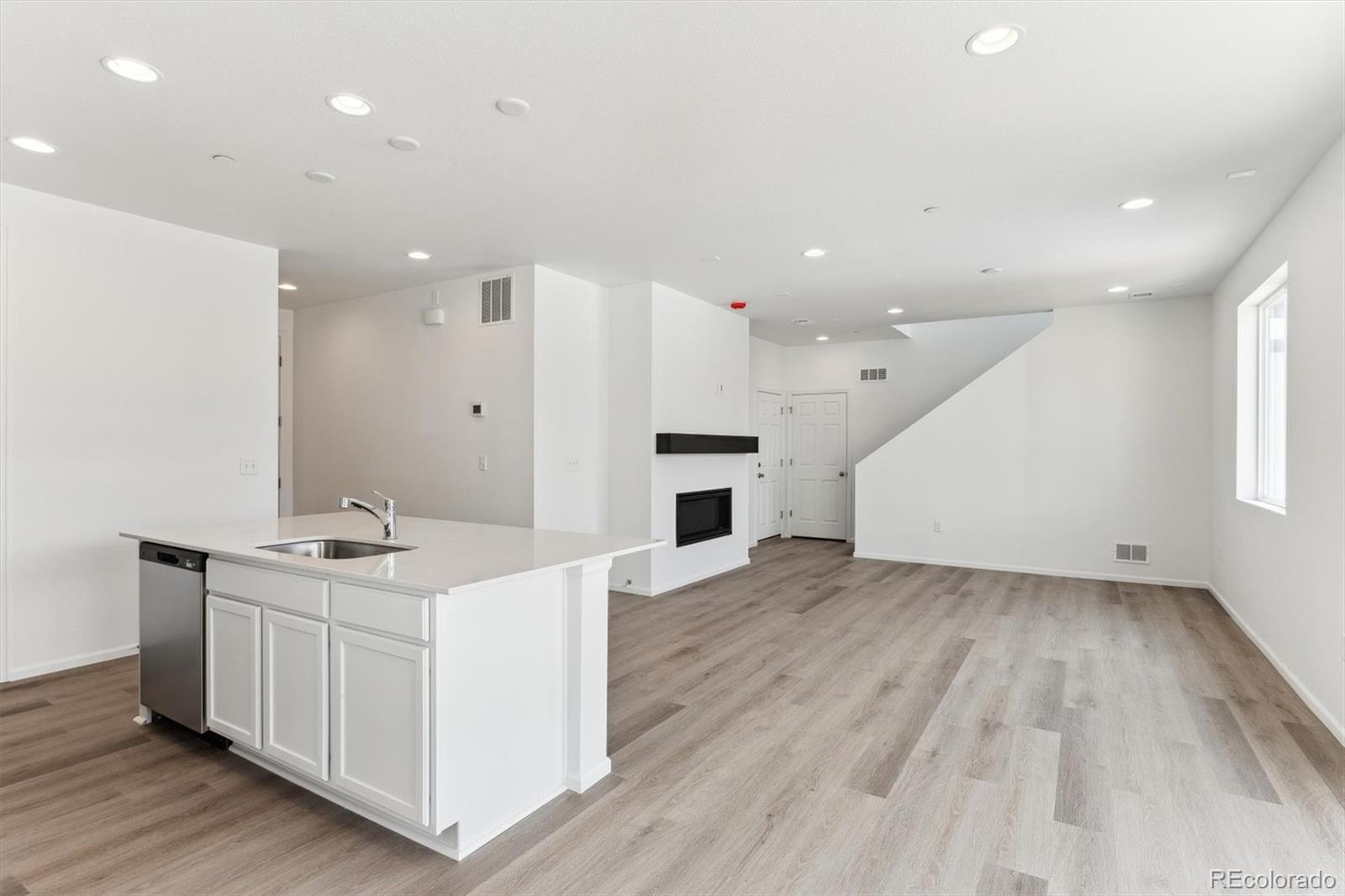 MLS Image #5 for 9663  ceylon street,commerce city, Colorado