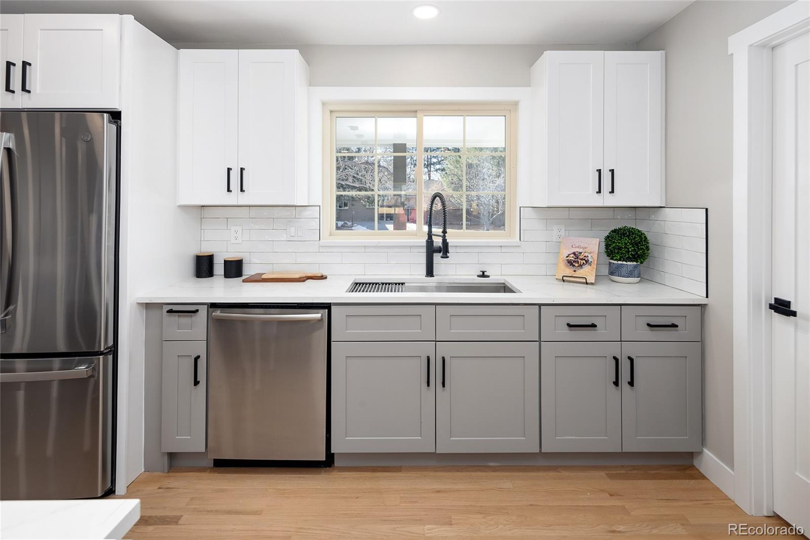 MLS Image #10 for 2718 s langley court,denver, Colorado