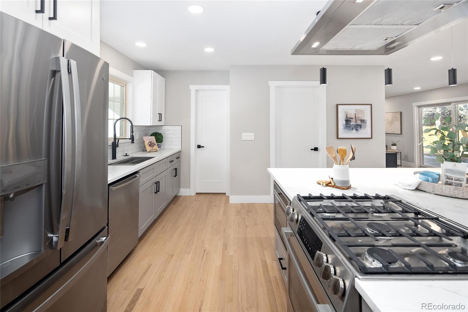 MLS Image #14 for 2718 s langley court,denver, Colorado