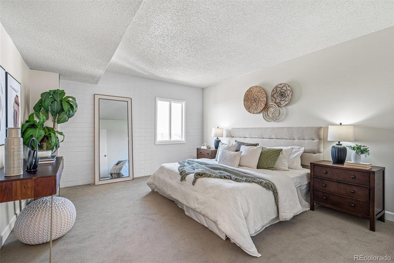 MLS Image #13 for 2880 s locust street,denver, Colorado