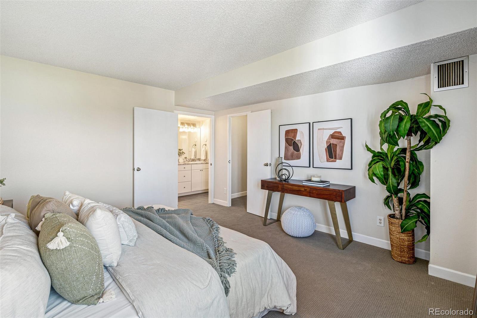 MLS Image #14 for 2880 s locust street,denver, Colorado
