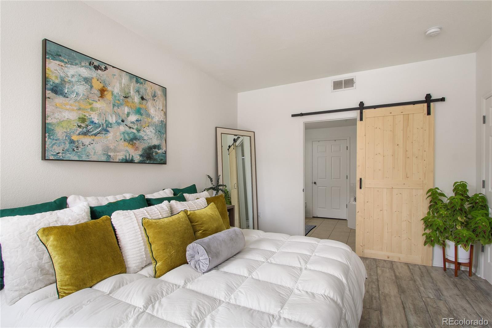 MLS Image #22 for 1727 n pearl street 201,denver, Colorado