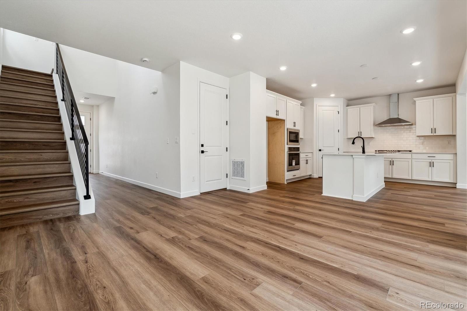 MLS Image #4 for 8498  eagle river street,littleton, Colorado