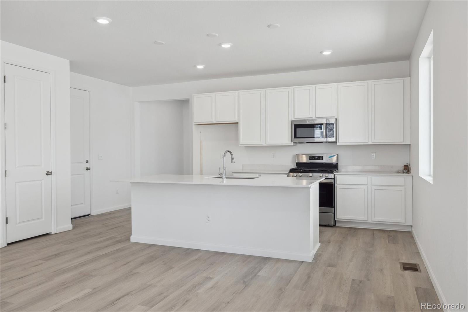 MLS Image #8 for 24779 e 39th avenue,aurora, Colorado