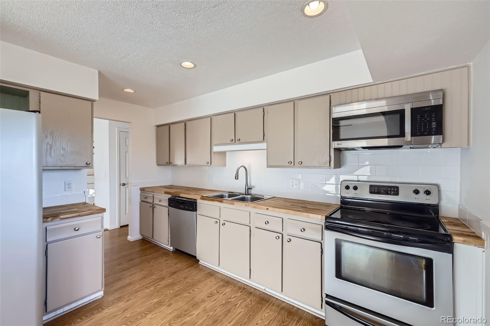 MLS Image #4 for 8556 w arbor place,littleton, Colorado