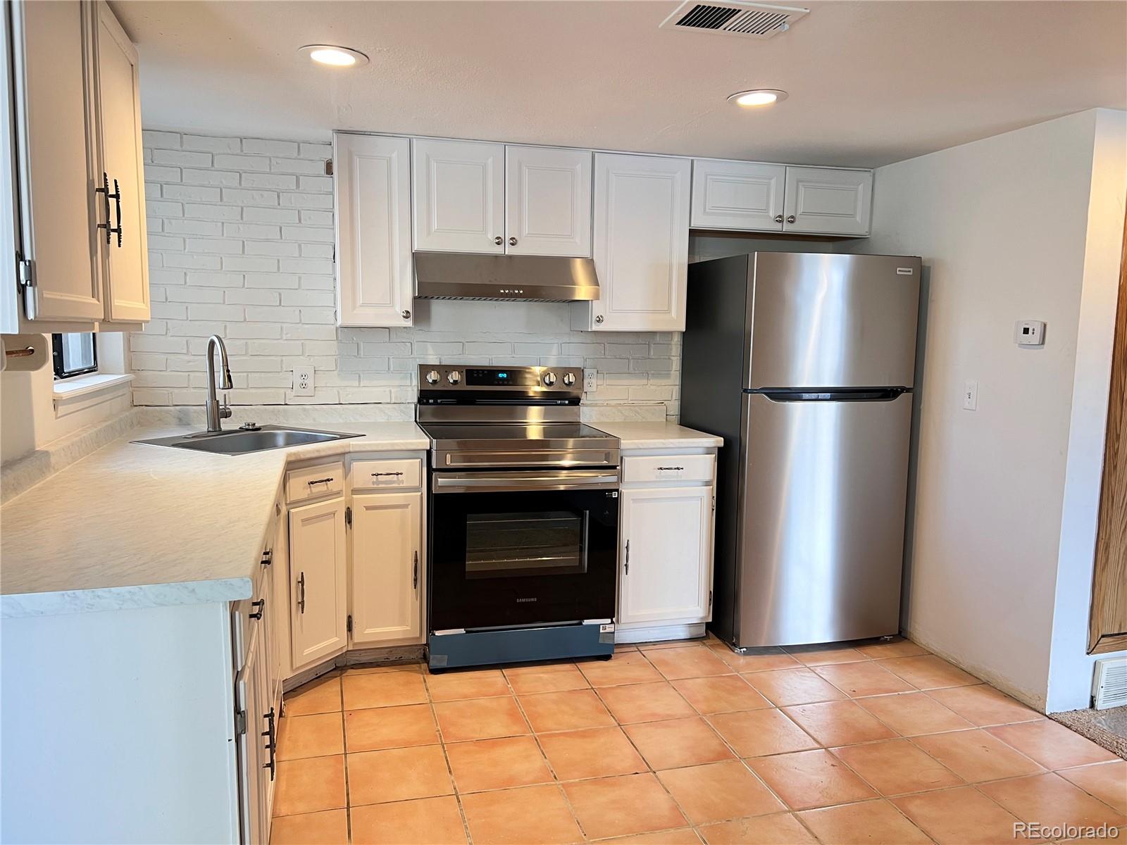 MLS Image #3 for 912 s dearborn way,aurora, Colorado