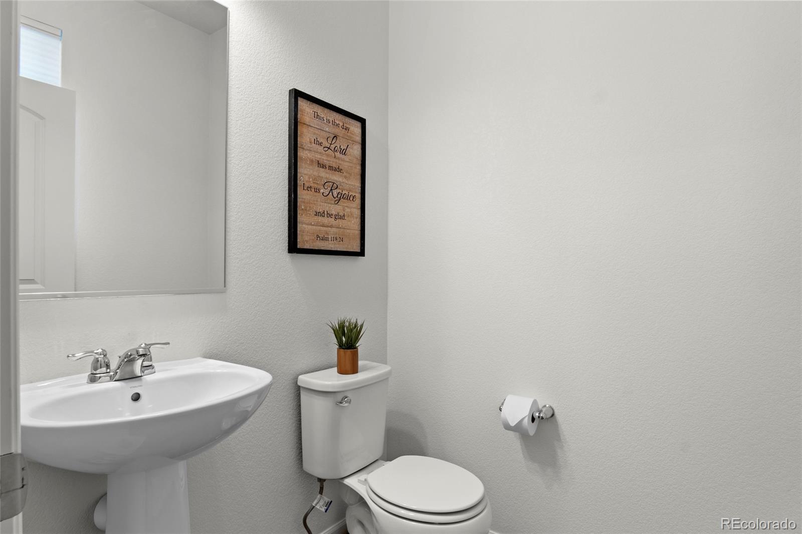 MLS Image #11 for 11440 e 26th avenue,aurora, Colorado