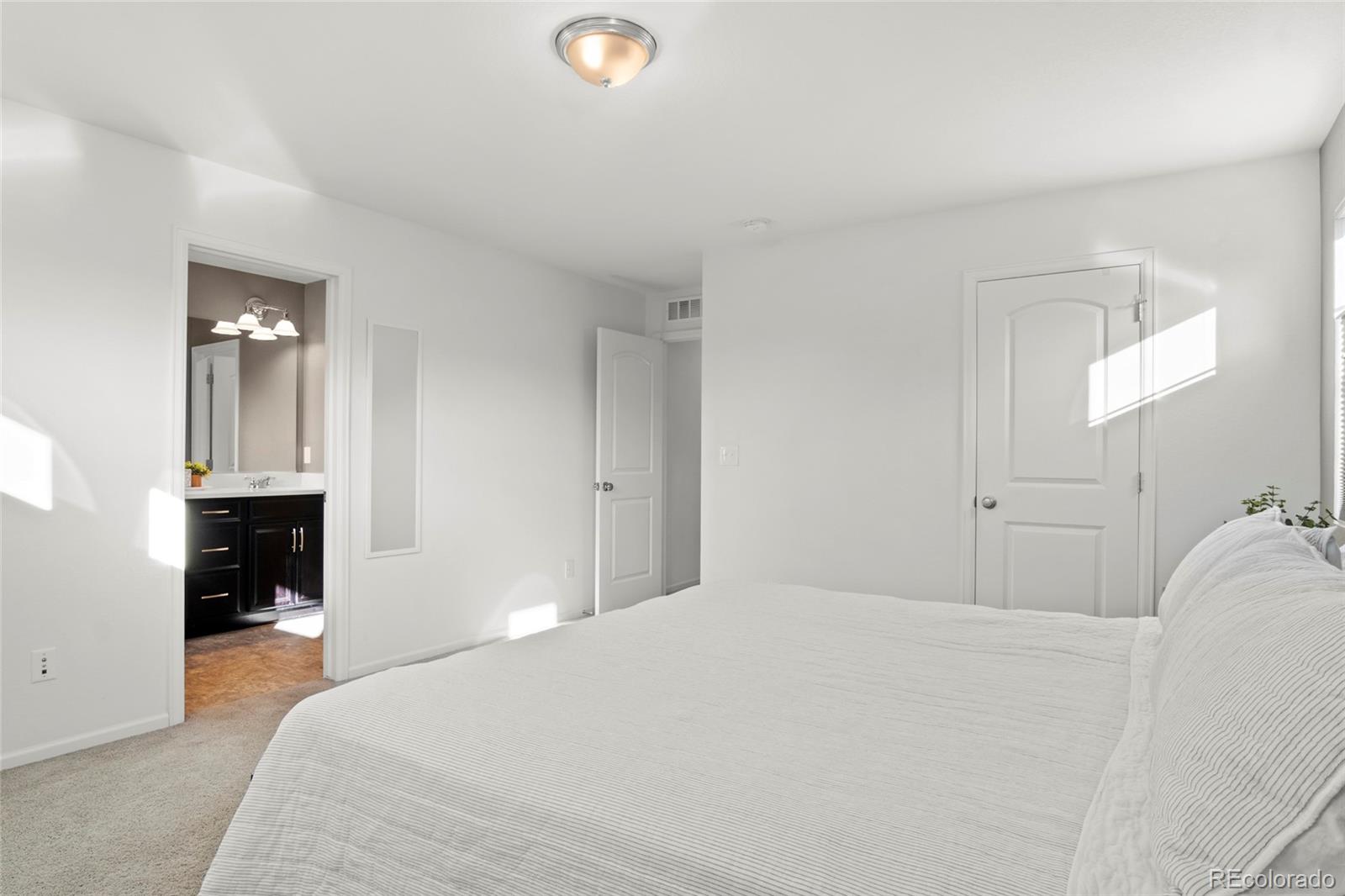 MLS Image #18 for 11440 e 26th avenue,aurora, Colorado