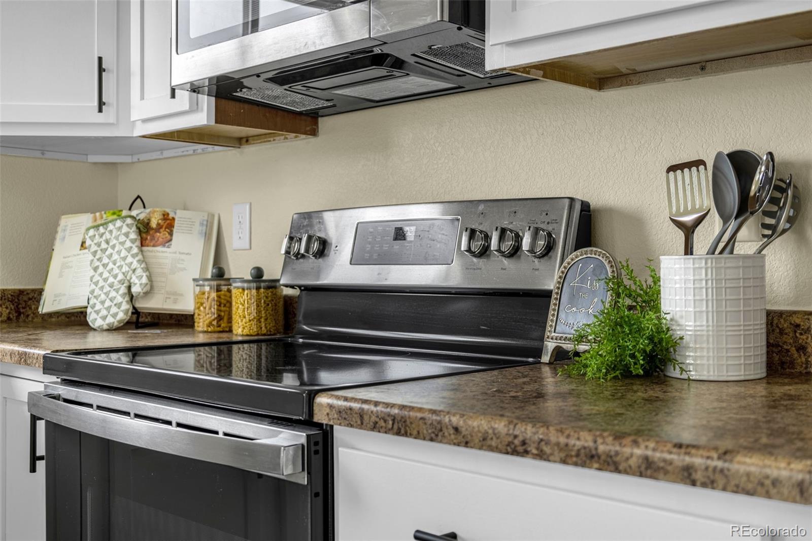 MLS Image #10 for 3704  saguaro circle,colorado springs, Colorado