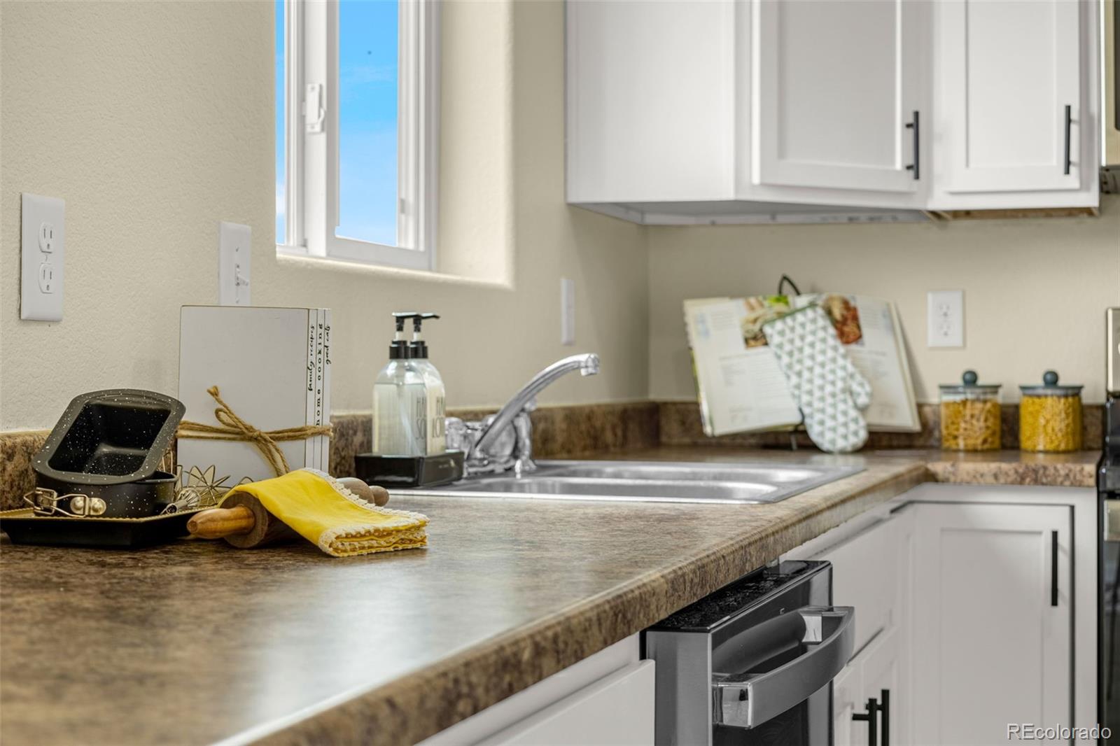 MLS Image #9 for 3704  saguaro circle,colorado springs, Colorado