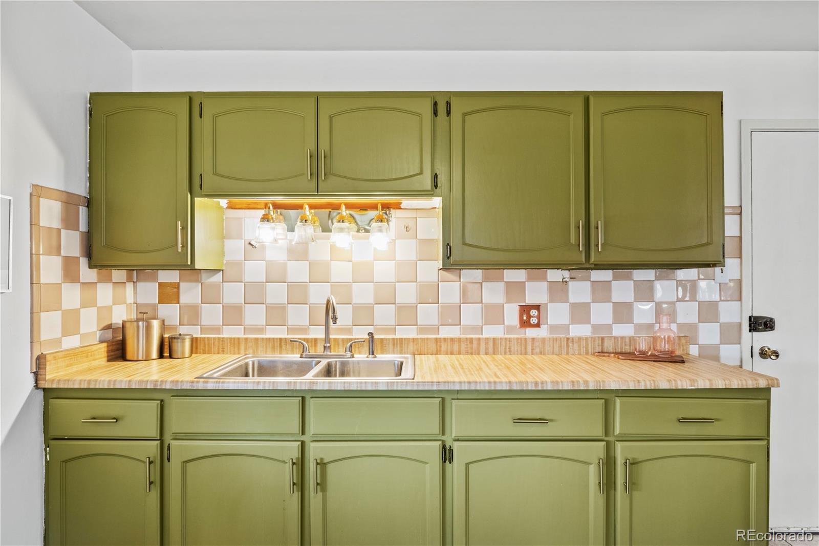 MLS Image #15 for 2909 s zurich court,denver, Colorado