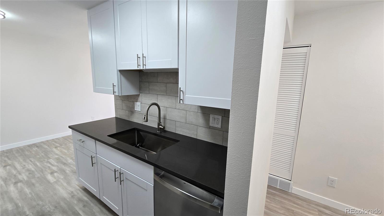 MLS Image #9 for 100 e highline circle,centennial, Colorado
