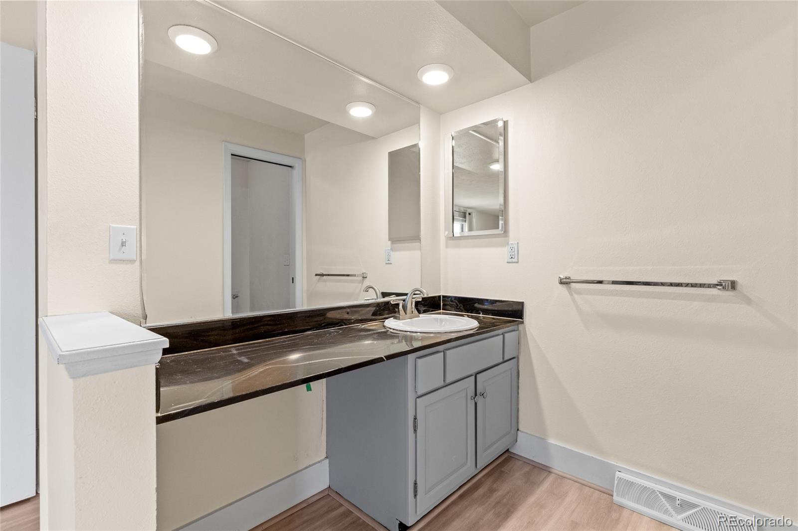 MLS Image #23 for 3970 s syracuse way,denver, Colorado