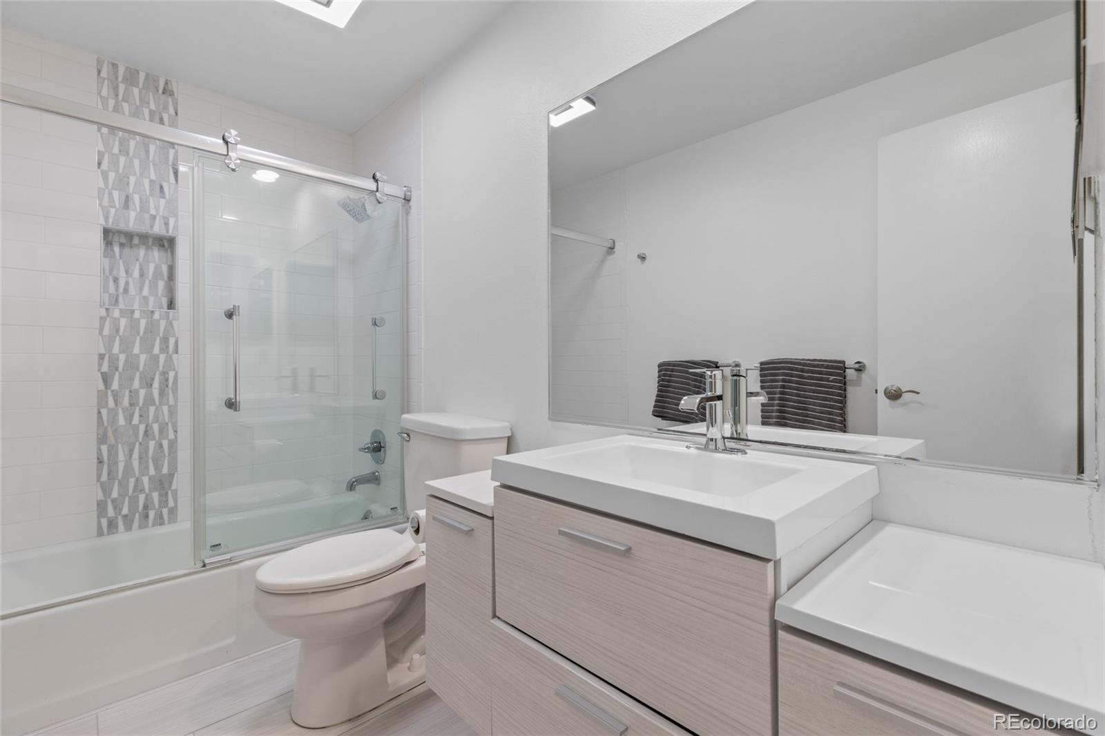 MLS Image #27 for 3970 s syracuse way,denver, Colorado