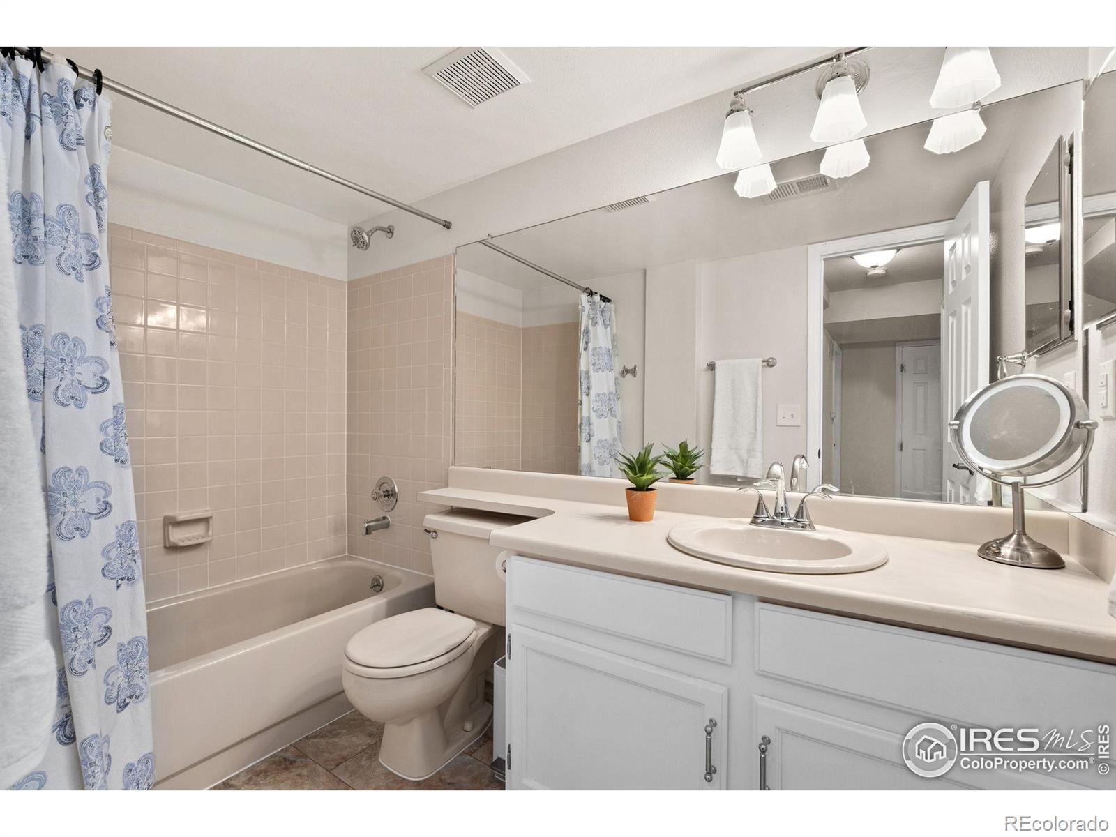 MLS Image #15 for 1470 s quebec way,denver, Colorado