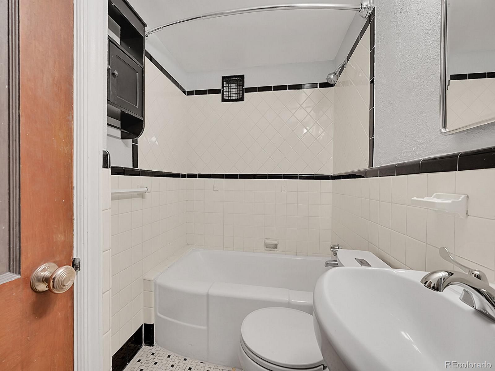 MLS Image #18 for 1605  saint paul street,denver, Colorado