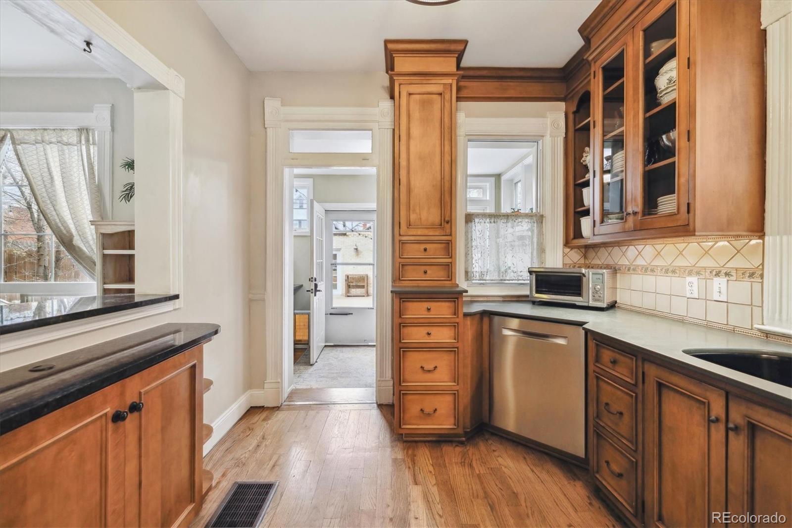 MLS Image #13 for 263 n logan street,denver, Colorado