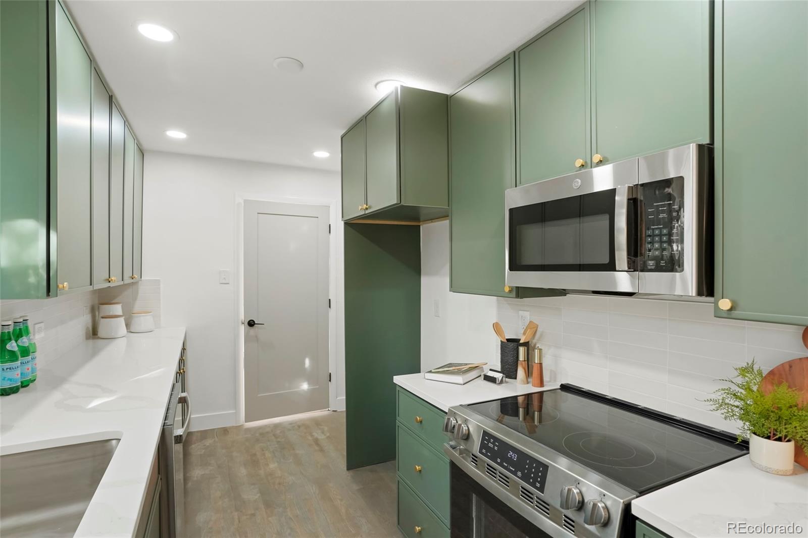 MLS Image #9 for 211  newport street,denver, Colorado