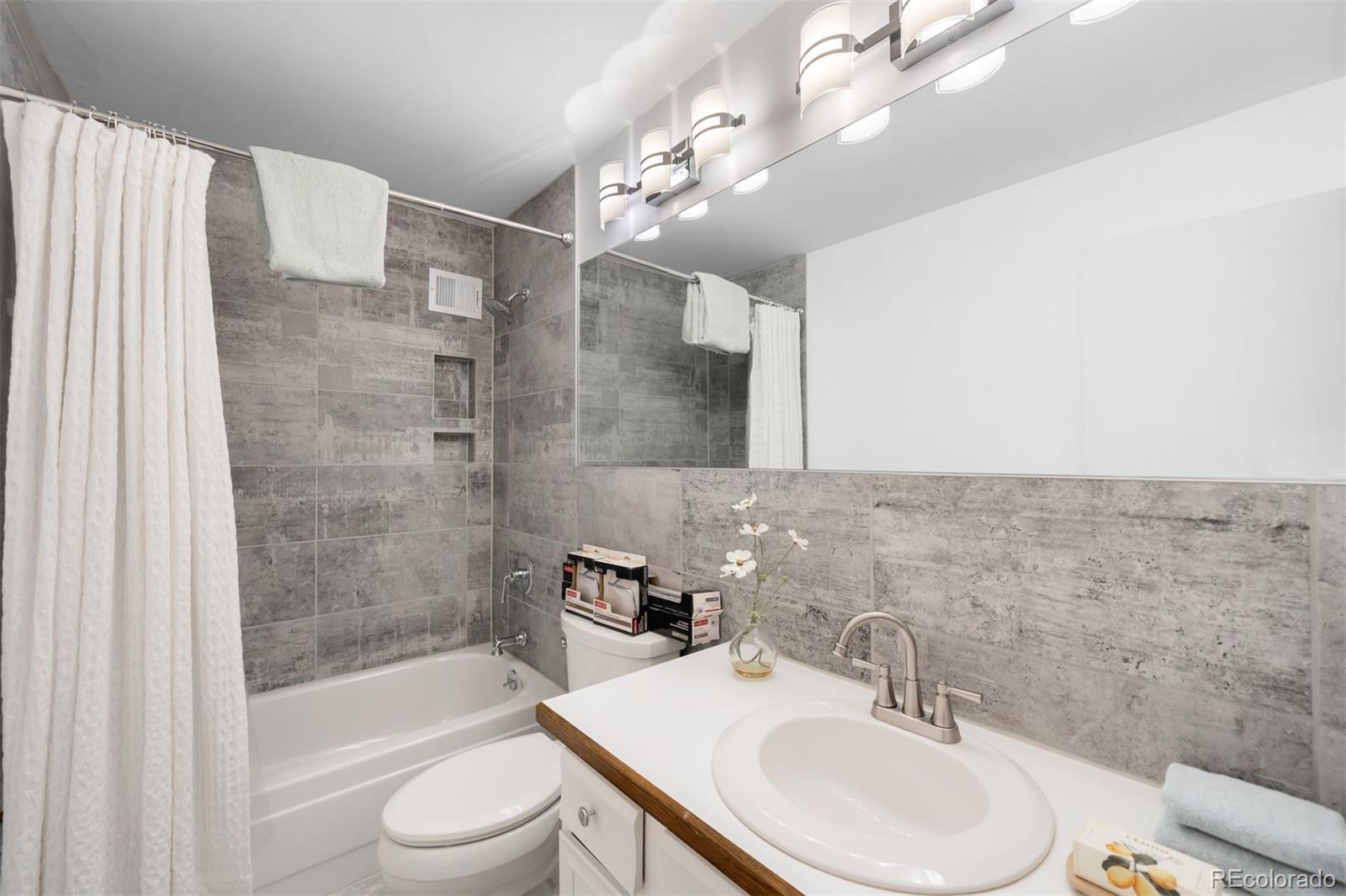 MLS Image #13 for 3465 s poplar street,denver, Colorado