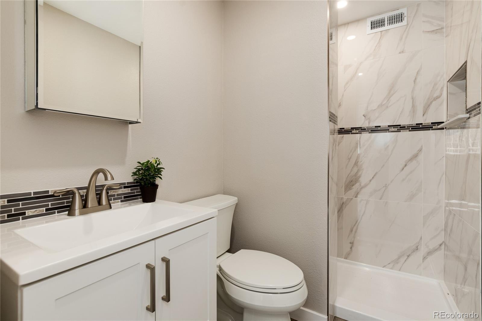 MLS Image #15 for 1470 s quebec way,denver, Colorado